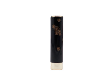 Metropolitana rotonda nera del pulsante del magnete dei contenitori del balsamo di labbro con stampa